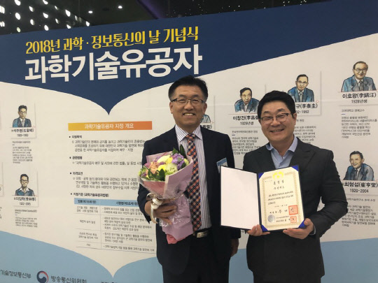 콤텍그룹 계열사 인젠트(대표 정성기)는 지난 20일 열린 '2018 과학·정보통신의 날 기념식' 정보통신 발전 부문에서 대통령 표창을 받았다고 23일 밝혔다. 인젠트는 콘텐츠통합관리솔루션과 엔드포인트 보안통제솔루션 등으로 산업발전에 기여한 공로를 인정받았다. 정성기 인젠트 대표(왼쪽)이 수상 후 기념촬영을 하고 있다.  인젠트 제공